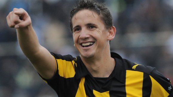 maruba11's tweet photo. - Peñarol en semifinales. 
- Faltan pocos días para que cierre el período de pases en Europa.
- Él sigue sin equipo. https://t.co/SVWWqK4nGl