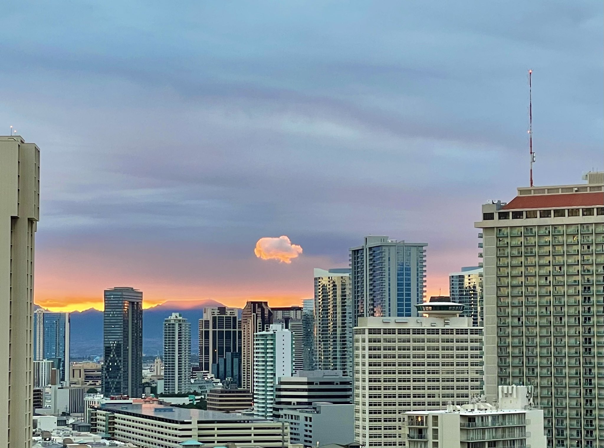 ぢゅんこ 昨日の夕方の雲が可愛かった Sunsetcloud Hawaiiview Hawaiilife 夕焼け雲 ラナイからの眺め ハワイの景色 ハワイ生活 ハワイ駐在妻 T Co Qmjuuzq6dt Twitter