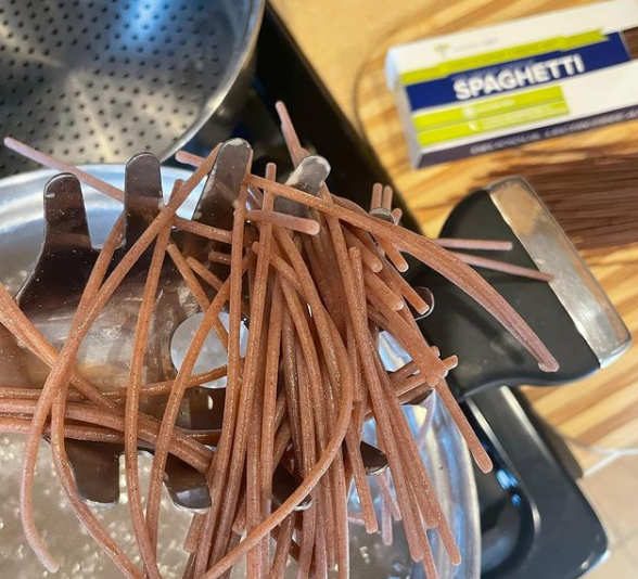 Excited to announce that @GundryMD and I have created the ideal #lectinfree pasta. Made with 💯 #organic sorghum!

Available fall 2021. For launch details, make sure to sign up for my newsletter l8r.it/zYdU

#glutenfree #glutenfreepasta #lectinfree #sorghum