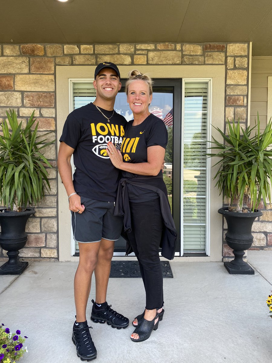 MathandTrack's tweet image. Hun and I are embarking on a new path as empty-nesters, we are happy to share that our two boys are continuing to do their thing! Blake is off to his third and final year of undergrad at Iowa. Braeden is beginning his first year at Northwestern. Go Hawks and Wildcats!!🥰📚⚖️🏈