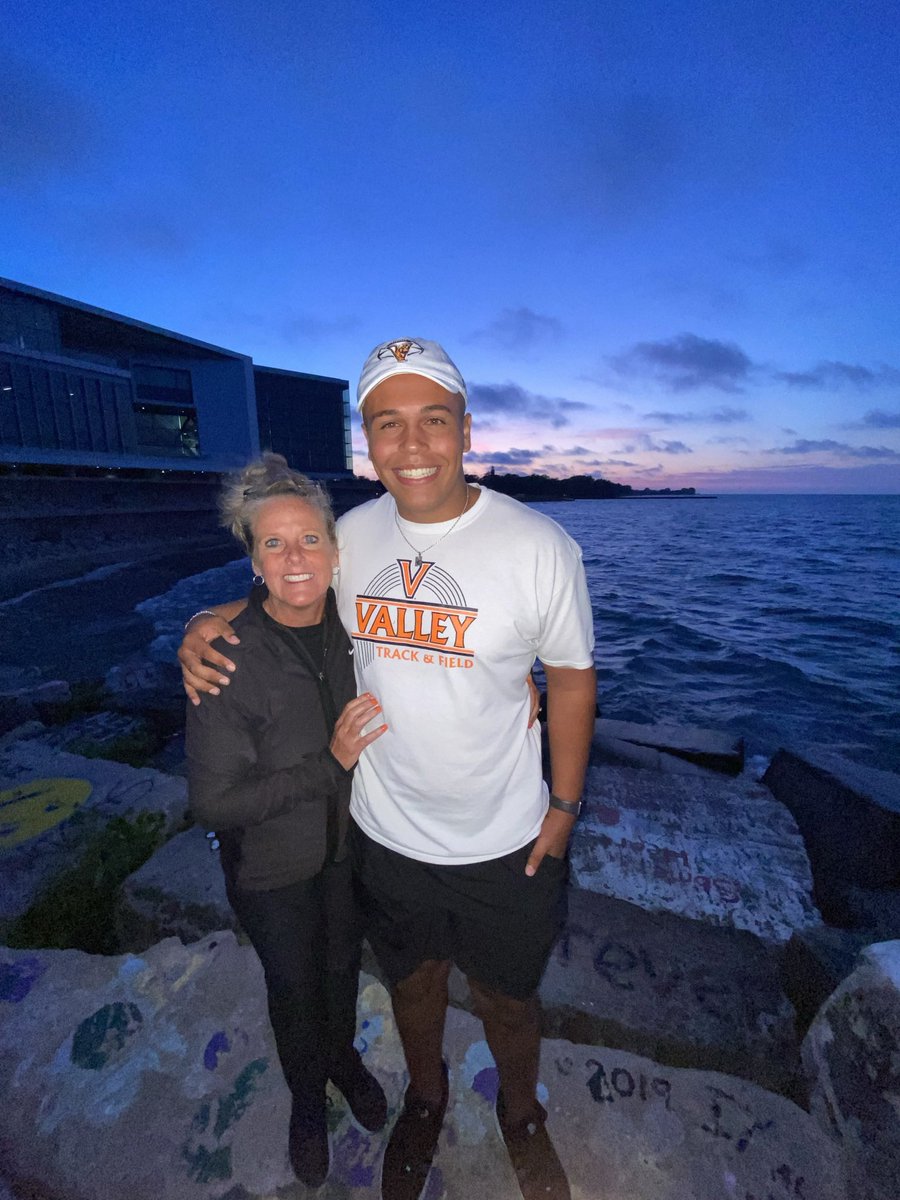 MathandTrack's tweet image. Hun and I are embarking on a new path as empty-nesters, we are happy to share that our two boys are continuing to do their thing! Blake is off to his third and final year of undergrad at Iowa. Braeden is beginning his first year at Northwestern. Go Hawks and Wildcats!!🥰📚⚖️🏈