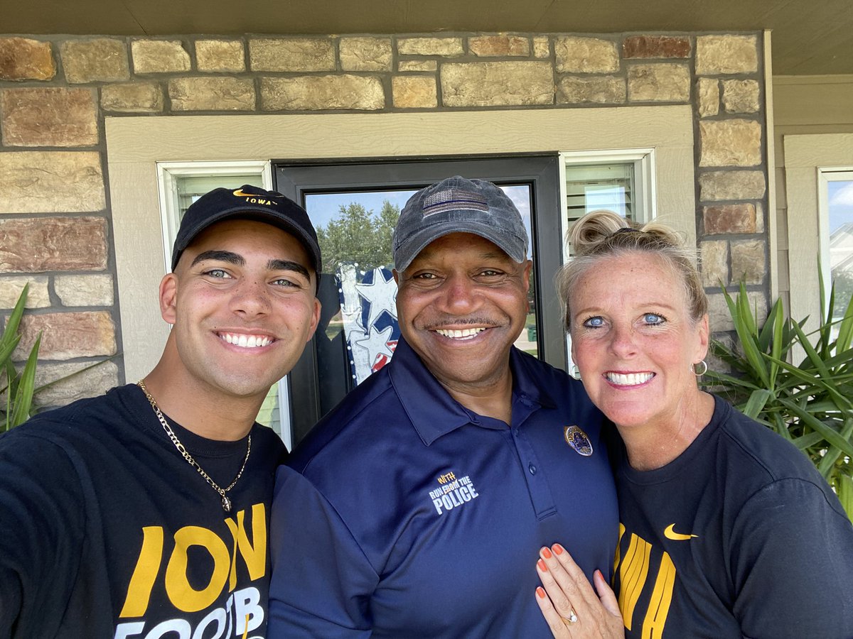 MathandTrack's tweet image. Hun and I are embarking on a new path as empty-nesters, we are happy to share that our two boys are continuing to do their thing! Blake is off to his third and final year of undergrad at Iowa. Braeden is beginning his first year at Northwestern. Go Hawks and Wildcats!!🥰📚⚖️🏈