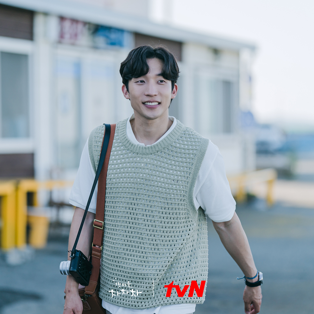 CJnDrama's tweet photo. 이 조명.. 온도… 습도…⭐️ 아니고
#사랑스러운_캐릭터💖 #사람_사는_이야기🚶 #아름다운_힐링_풍경🌿
3박자가 딱 맞는 갯차로 심(心)플란트하실 준비 되셨나요??

8/28 [토] 밤 9시 tvN 첫 방송
#갯마을차차차 #tvN #새토일드라마
#신민아 #김선호 #이상이 https://t.co/2JXukObqov