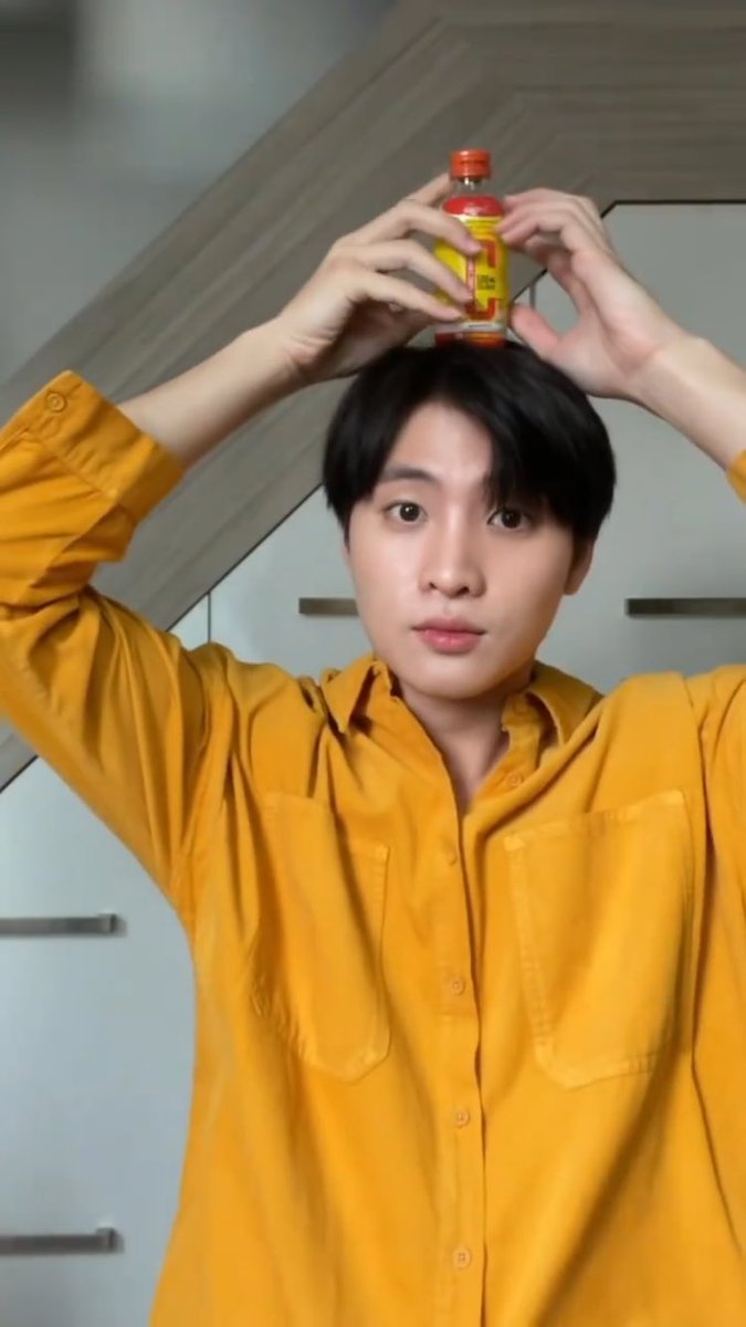 ZNyongtoryy's tweet photo. Cute boy promoting GenC, buy it and support Mean. 
#มีนชวนฟินกับGenC https://t.co/789ImgBmvL