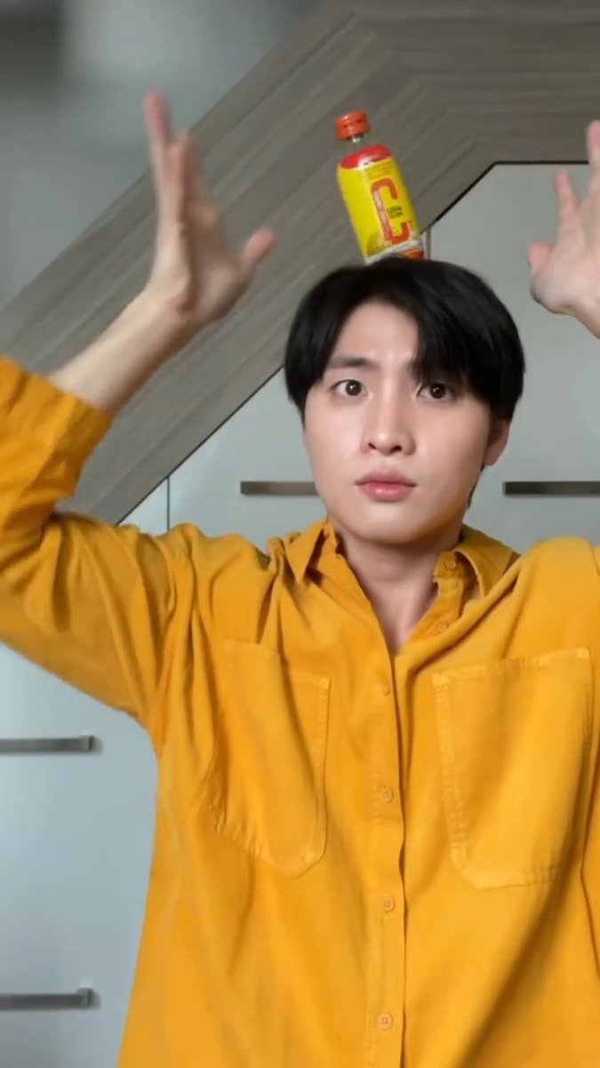 ZNyongtoryy's tweet photo. Cute boy promoting GenC, buy it and support Mean. 
#มีนชวนฟินกับGenC https://t.co/789ImgBmvL