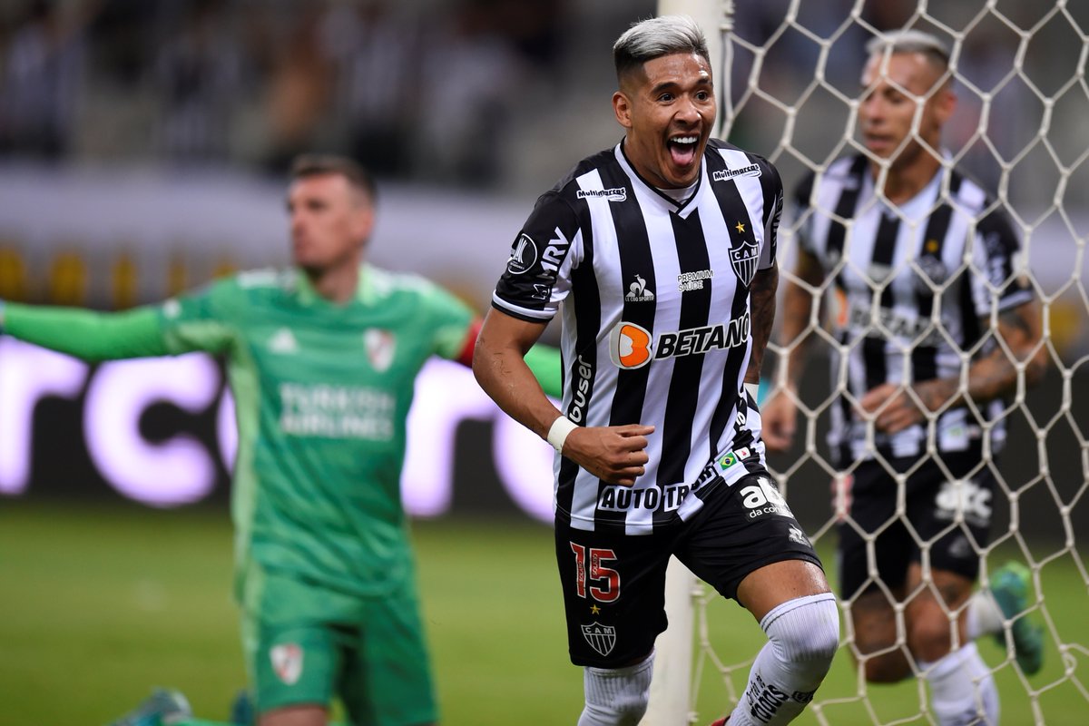 SC_ESPN's tweet photo. ¡Al descanso en Brasil! Mineiro está venciendo 2-0 a River y, con un 3-0 global, avanza a semifinales en la Copa #LIBERTADORESxESPN. Zaracho y Hulk, los goleadores. https://t.co/eOpAcybtw2