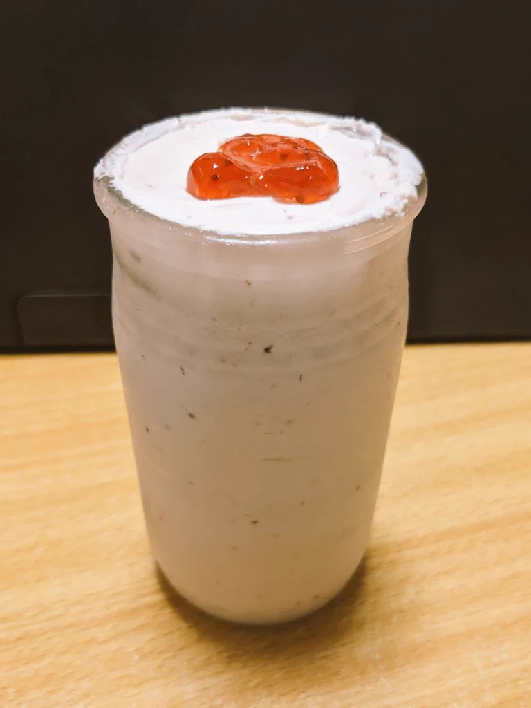昨夜仕込んでおいた
「ショートケーキの味のするの」🍰
出来ました！(名前無いのか？w)
流行りの瓶詰めケーキみたい！
美味しい😇😇😇
まぁ瓶はワンカップ空き瓶なんだけど  