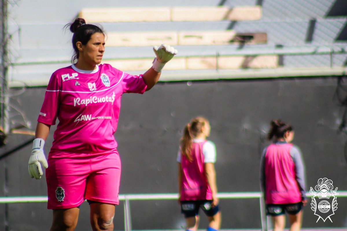 FemeninoCGE's tweet photo. Experiencia ➕ seguridad ➕ #Lanusca ➡️ arco en cero para @AnaRolon22 vs Lanús. https://t.co/9ebWwKnGVQ