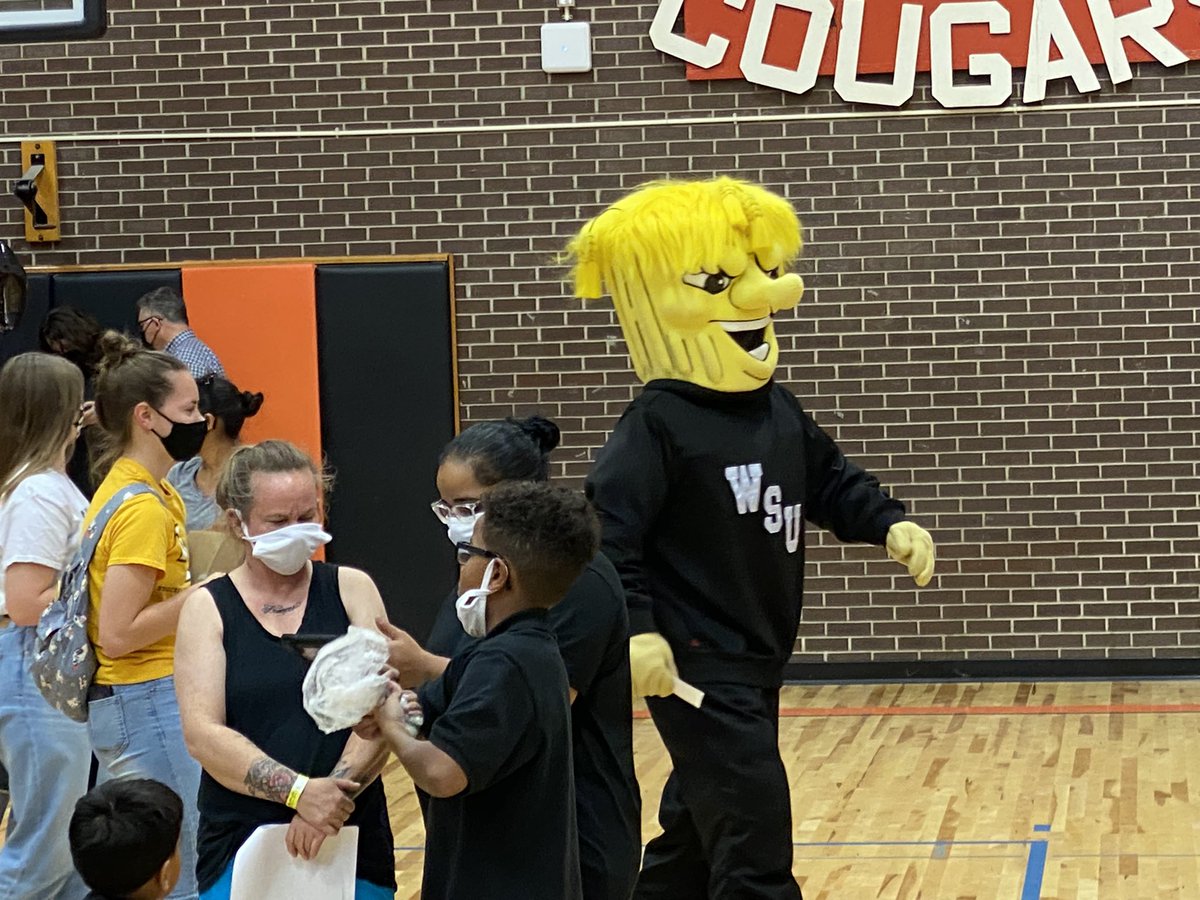 mrs_smoke's tweet image. Just an incredible evening of family engagement and #dpvils goodness! Cyber High 5 to @MrsArellano_CMS and the @CMSPride staff. You all made some MAGIC today!
#wpsproud #wpsignitelearning