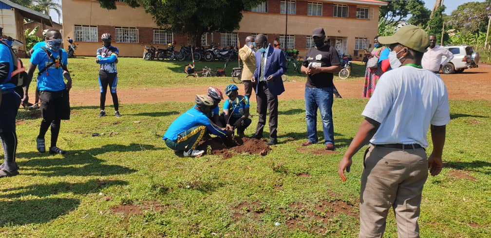 MillionTrees_Ug's tweet photo. We're growing #10trees at every stop points as our cyclists ride across https://t.co/ijbofTKOAK with #GreeningUgCampaign &amp;
Coordinators will monitor them to growth with  @jumuiya @min_waterUg @samcheptoris @NFAUG @ed_nfaug @ceo_mtni_ug @ABarirega @nemaug @updf_ #Tororo https://t.co/4A8Mpu5lkj