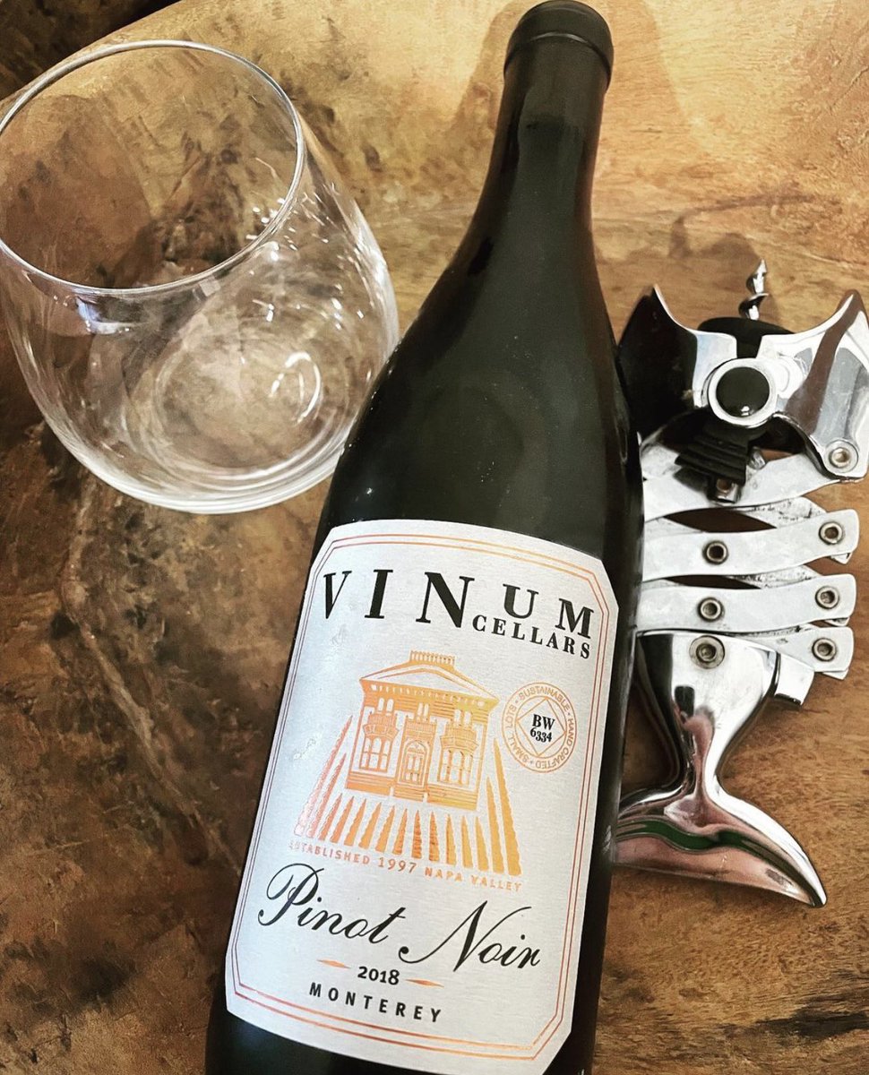 Celebrating National Pinot Noir Day with this outstanding expression of #Monterey and the #CentralCoast ✨🍷 #NationalPinotNoirDay #invinumveritas