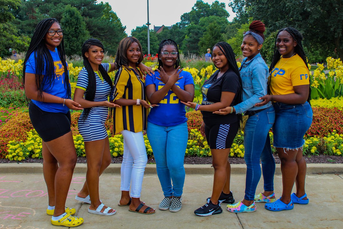 IvooTha_G's tweet photo. Happy Pretty Poodle Wednesday from me & some of my ShipΣ💙💛🐩. #PrettyPoodleWednesday #SGRho #SGRhoCentral https://t.co/J31EzbFExM