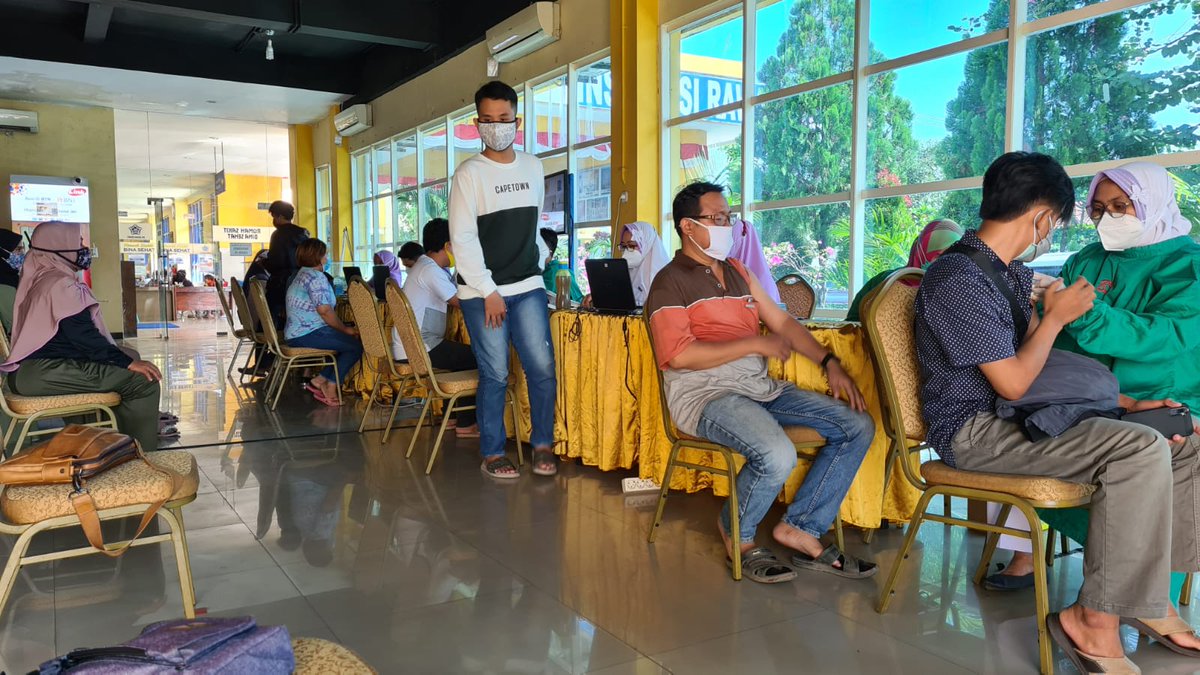 Vaksin dosis 1 di RS Bina Sehat Jember.... tertib.. tanpa kerumunan..diatur dgn sangat rapi mulai dari pendaftaran online... undangan online... jam pelaksanaan..dll... patut diapresiasi dan dicontoh <a href="/BanggaSurabaya/">Bangga Surabaya</a> <a href="/sehatsurabayaku/">Sehatsurabayaku</a> <a href="/e100ss/">Radio Suara Surabaya</a> <a href="/dinkesjatim/">Dinkesjatim</a>  <a href="/KemenkesRI/">Kementerian Kesehatan RI</a>