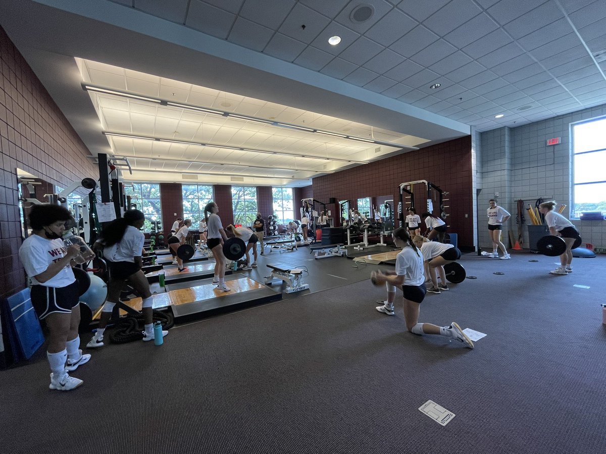 CoachJHuebner's tweet image. This team grinds. #TDubVB 

#BrainsFirst #Ubuntu