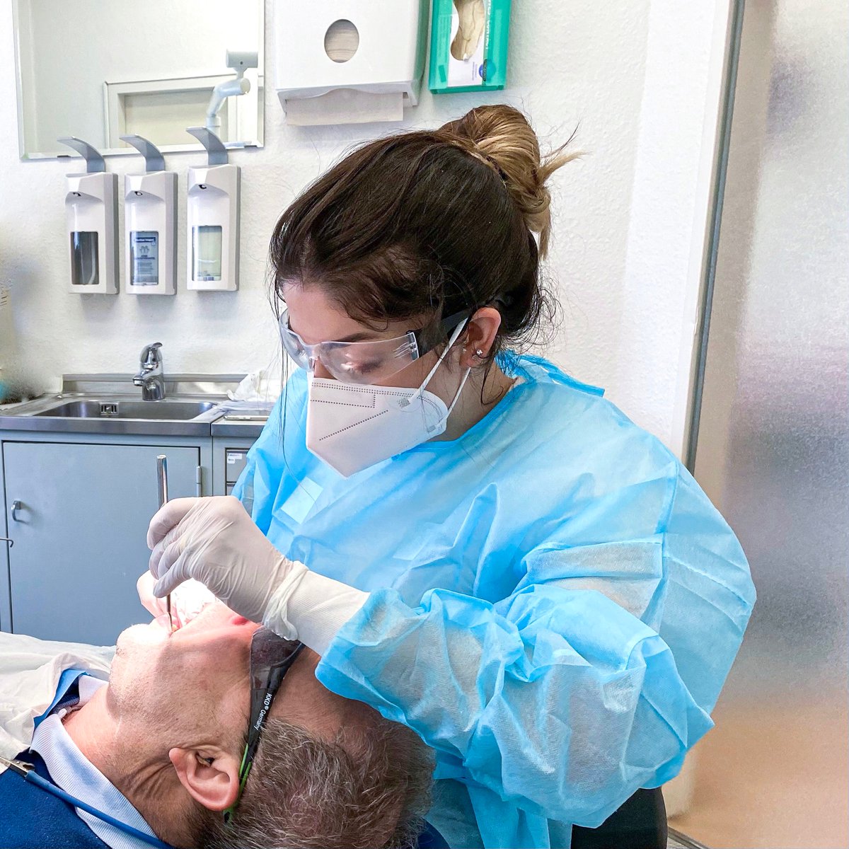 Besuch im Zahnmaennle Team! Frau Wali reinigt direkt Dr Männle`s Zähne und bekommt auch gleich eine prof. Zahnreinigung. Wir haben uns sehr gefreut und können ein Wiedersehen kaum erwarten!
