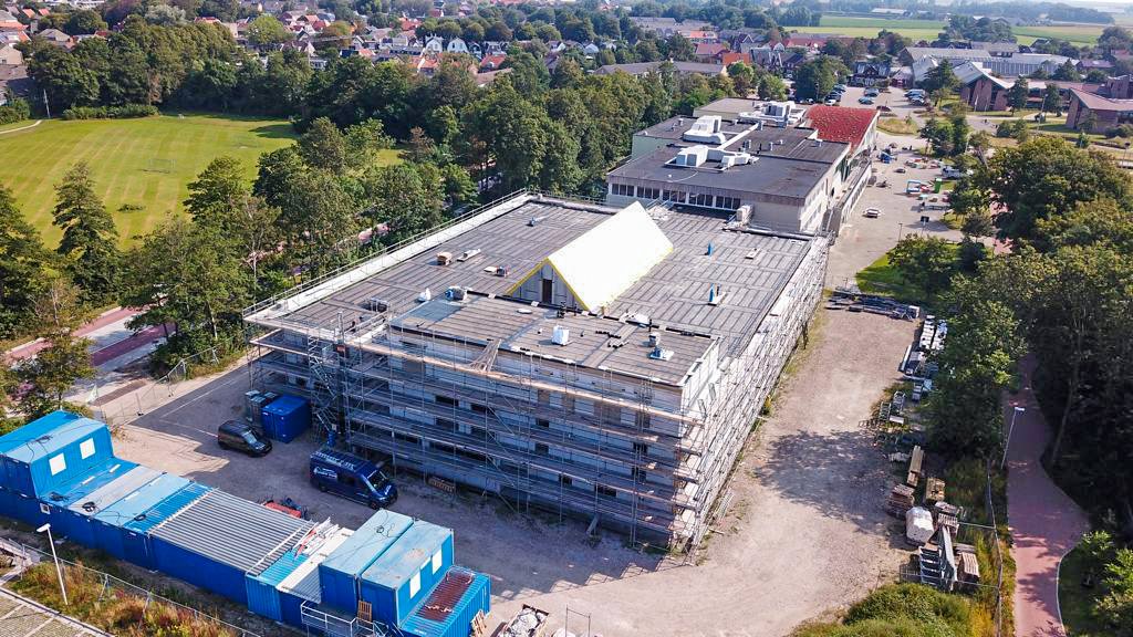 Nu de bouwvak voorbij is zijn de projecten weer volop in beweging. Zo ook op #Texel, waar we een nieuw #onderwijscentrum bouwen. Voor de bouwvak bereikten we het hoogste punt en in de bouwvak bracht Feenstra Dronrijp de dakbedekking aan. Lees meer: bit.ly/2UbjOTv