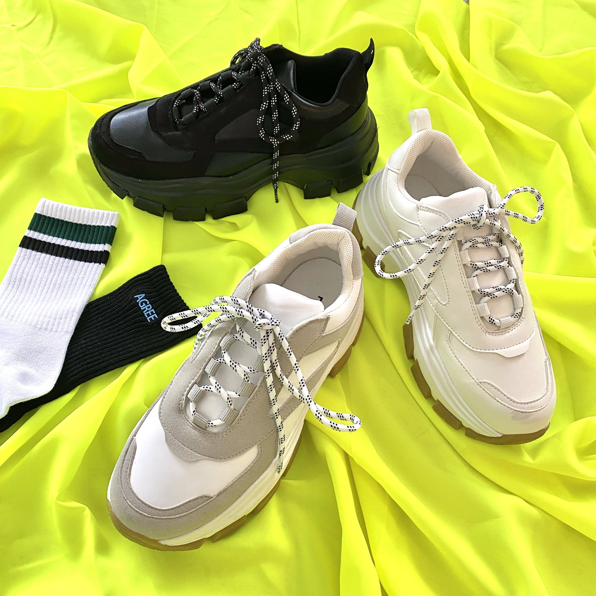 Wego ウィゴー 脚長効果につながる厚底が嬉しいスニーカー ボリュームたっぷりのソールのシルエットがのアクセントになり シューズに合わせた無地の靴紐も付いていてその日のスタイリングに合わせて変えていただけます デザインソールスニーカー