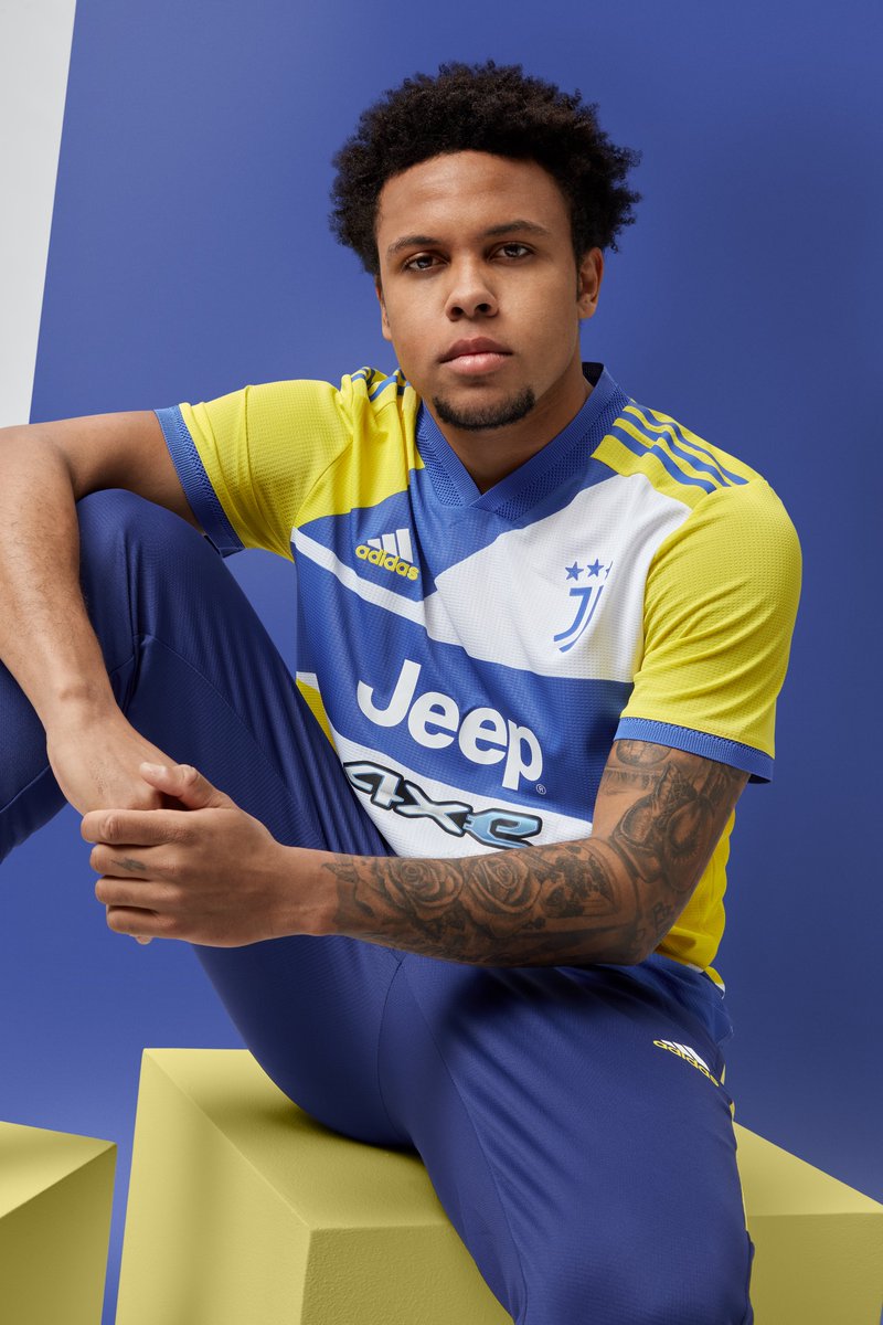 ActuFoot_'s tweet photo. 🔴 OFFICIEL !

La Juventus présente son nouveau maillot Third. 💛🤍💙

Vous aimez ? 🤔 https://t.co/jDSsvyoA5A