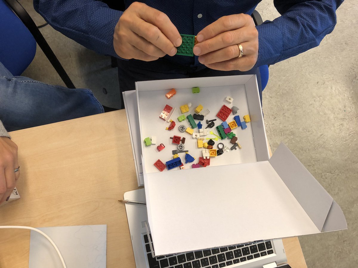 vasbymakerspace's tweet photo. Nu forsätter vi med workshop i Lego Spike Prime med fler pedagoger i Upplands Väsby kommun.
Koncentrationen är talande med en enorm tystnad under arbetet.@upplandsvasby @vasbymakerspace @LEGO_Group https://t.co/IeJ4g22T0j