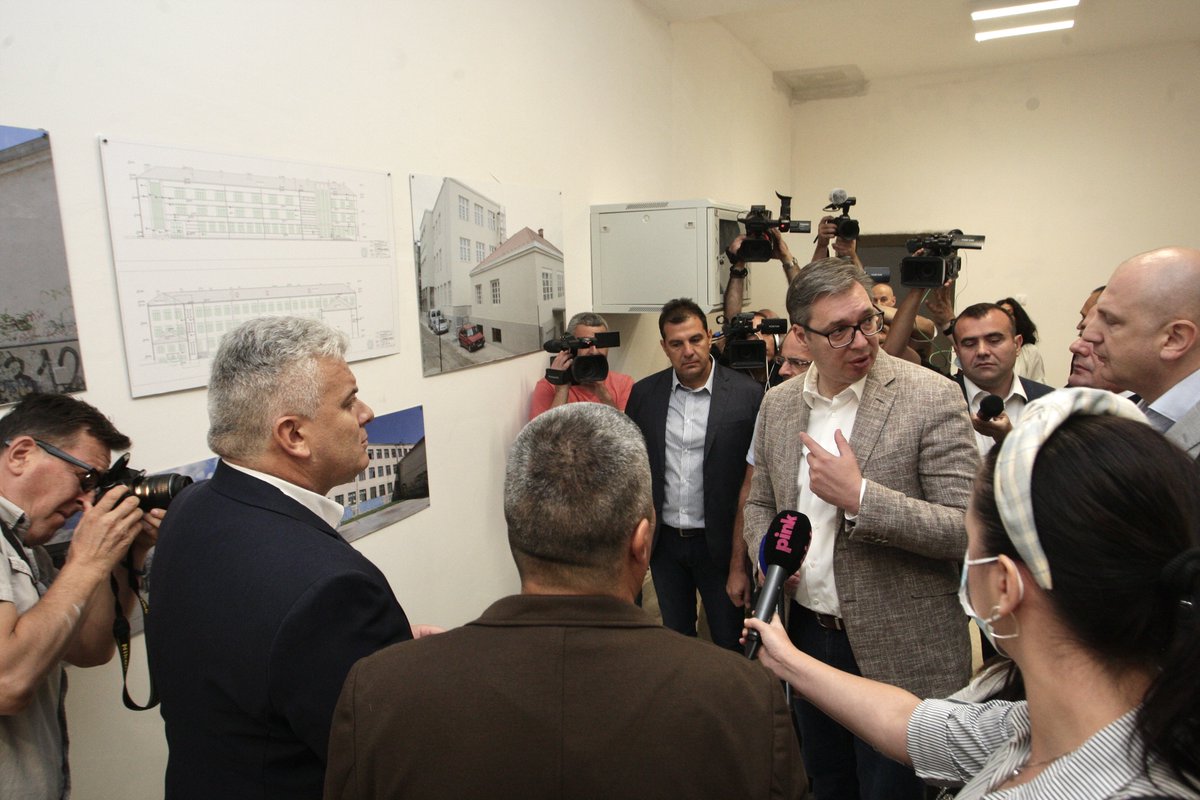 Председник Александар #Vucic <a href="/avucic/">Александар Вучић</a> обишао је у Прокупљу радове на реконструкцији зграде Гимназије, и позвао је представнике локалне самоуправе да искористе то што је држава у могућности и жели да обнови школе, вртиће, домове здравља, болнице... sns.org.rs/novosti/vesti/…