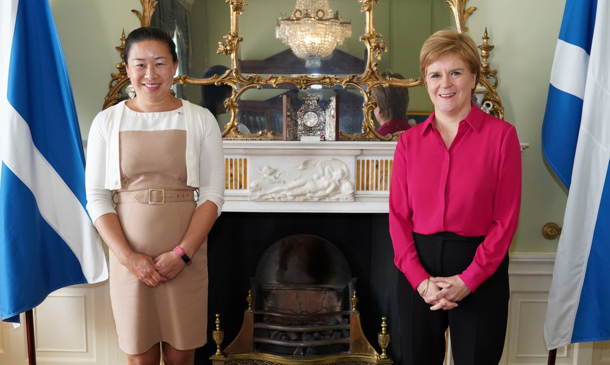 ScotGovFM's tweet photo. First Minister @NicolaSturgeon met with outgoing @USAinScotland Principal Officer Ellen Wong yesterday for a productive discussion about the relationship between🏴󠁧󠁢󠁳󠁣󠁴󠁿 &amp; 🇺🇸, and to thank her for her service over the last three years &amp; work supporting US citizens in Scotland. https://t.co/MivuqKV40c