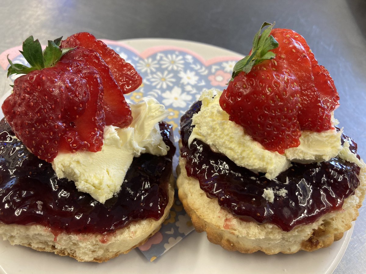 Jam_First's tweet photo. Now this is #HowToCreamTea this @CreamTeaHour day. @SuziAnnear you are duly awarded #JamFirstPerfection status. Join us at 8pm for #CreamTeaHour. https://t.co/bvbUlzJOQp
