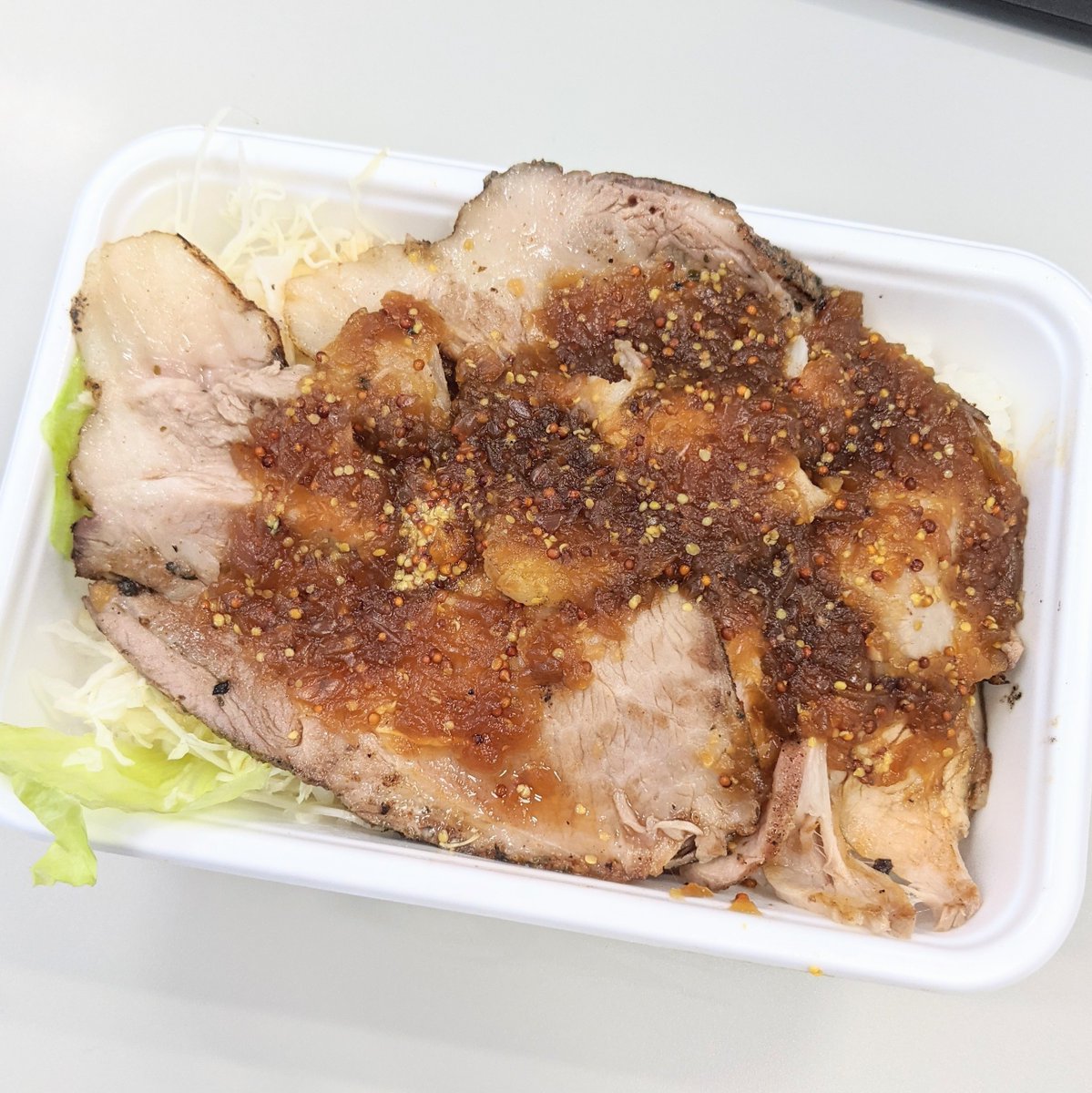sasami_tokyo's tweet photo. 木曜日ごはん
本日はKitchen kさん🙃
ローストポーク 800円
(シャリアピンマスタード)
はい!柔らかくておいし🤟✨
このソース、良き◎
先輩のお弁当の待ち方が、巨匠w
#表参道ランチ
#キッチンカー
#フードトラック
#ランチに食欲全フリ
#テイクアウト
#takeout
#kitchenk https://t.co/hvqY7A1Sys
