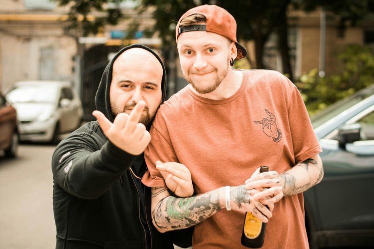 Рэпер только в кавычках. Кепка рэпера. Рэперы презентация. Субкультура рэперы презентация. Рэпер только в кавычках.