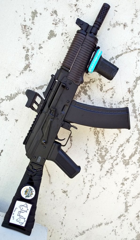 Bukisounin_KIRA's tweet photo. 今日の武器商人(笑)#CYMA #CM035 #クリンコフ チョット返って来た→再び貸出😆室内戦持込?スケルトンストックスリング巻+ワッペン(死語?)用ベルクロ加工(縫付)依頼(笑)サバゲやらないのでサンプルが…トリハピちゃんが居た👍大明神バンドも付けて写真晒すぜ🔧後はGUNDAMマーカーで落書きか? https://t.co/UKsfq51X6r
