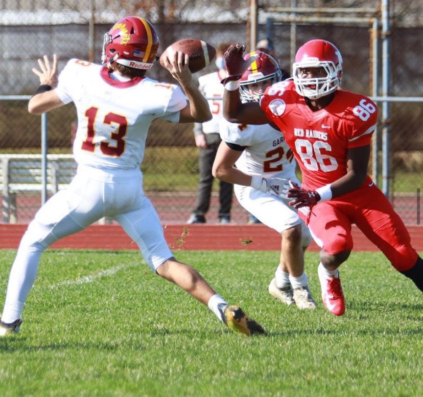 Midnight madness‼️

This warrior Wednesday goes to <a href="/RobertLovett55/">BigRob</a>

All ⛽️ no brakes!!

Coaches if you need a leader &amp; versatile Edge player this guy is a dude!! 

#WarriorWednesday #EarnIt
