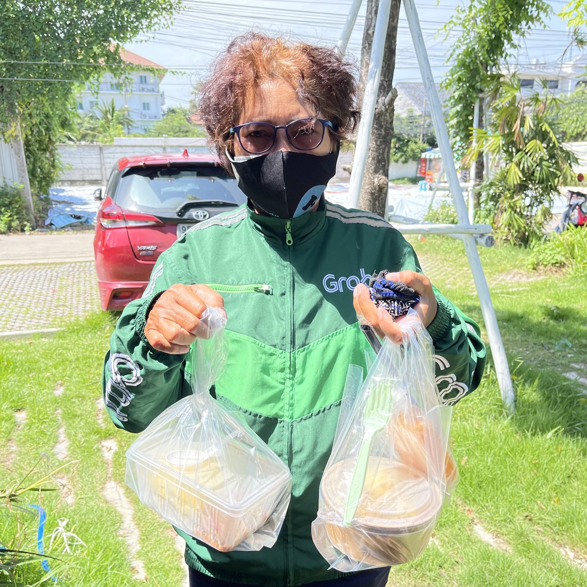 วันนี้มีคนใจดีร่วมสมทบทุนข้าวกล่องให้พี่ๆไรเดอร์ 😊

ทุกออเดอร์ที่สั่งวันนี้คนขับจะได้รับข้าวกล่อง/ขนม+น้ำ ไปทานด้วยนะค้า 💘

ลูกค้าสั่งอะไรคนขับได้กินด้วยเลยค่า ทำใหม่ทุกกล่อง ร้อนๆเลย 🍲🍲