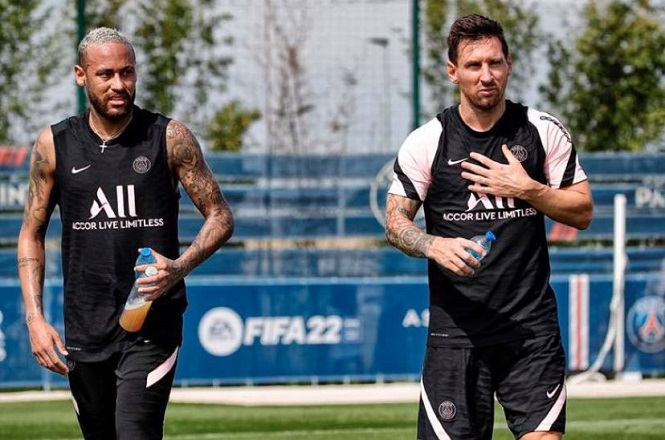 Vkgameone's tweet photo. 【VKGAME】Thể thao Khi nào Messi, Neymar và Mbappe chơi cùng nhau ở PSG?
Người hâm mộ PSG đang nóng lòng chờ đợi được chứng kiến cây đinh ba tấn công Messi, Neymar, Mbappe kết hợp với nhau trong đội hình.
#VKGAME #Thểthao #Bóngđá #SPORTS https://t.co/UwGMawqmNc