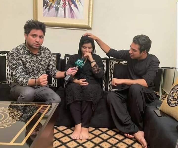 حالیہ کل سے مچے شورپر بات کرنا ضروری ہے وہ یہ کہ پہلے20 ملزموں کو نہیں400 مردوں کو سزا ہوجائے بے شک  لیکن مہربانی کر کے اس بی بی کو قوم کی بیٹی بنا کر نہ پیش کریں ورنہ اس جیسی لڑکیاں بے حیائی کرنے سے کبھی باز نہیں آئیں گی انہیں مزید حوصلہ ملے گا😡👇🏻