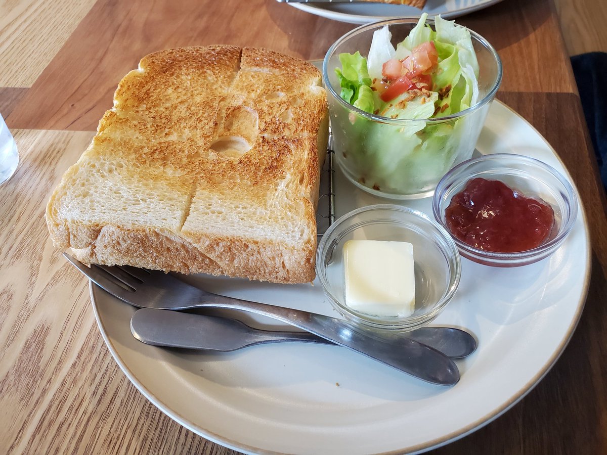 tosca0930's tweet photo. 7月23日(金)10:28、平和公園の真ん前のパン屋さんLe TrefleのBoulangerie Cafeへモーニング☕🍞を食べに行った。メニューはジャムの種類を変えて、同じものにした。厚切りの食パンも軟らかめを選ぶ✨女性一人が2組いたが窓際に座っており、私たちは奥の広々とした席に。のんびりできた✨
#LeTrefle https://t.co/BBZCFedl7d
