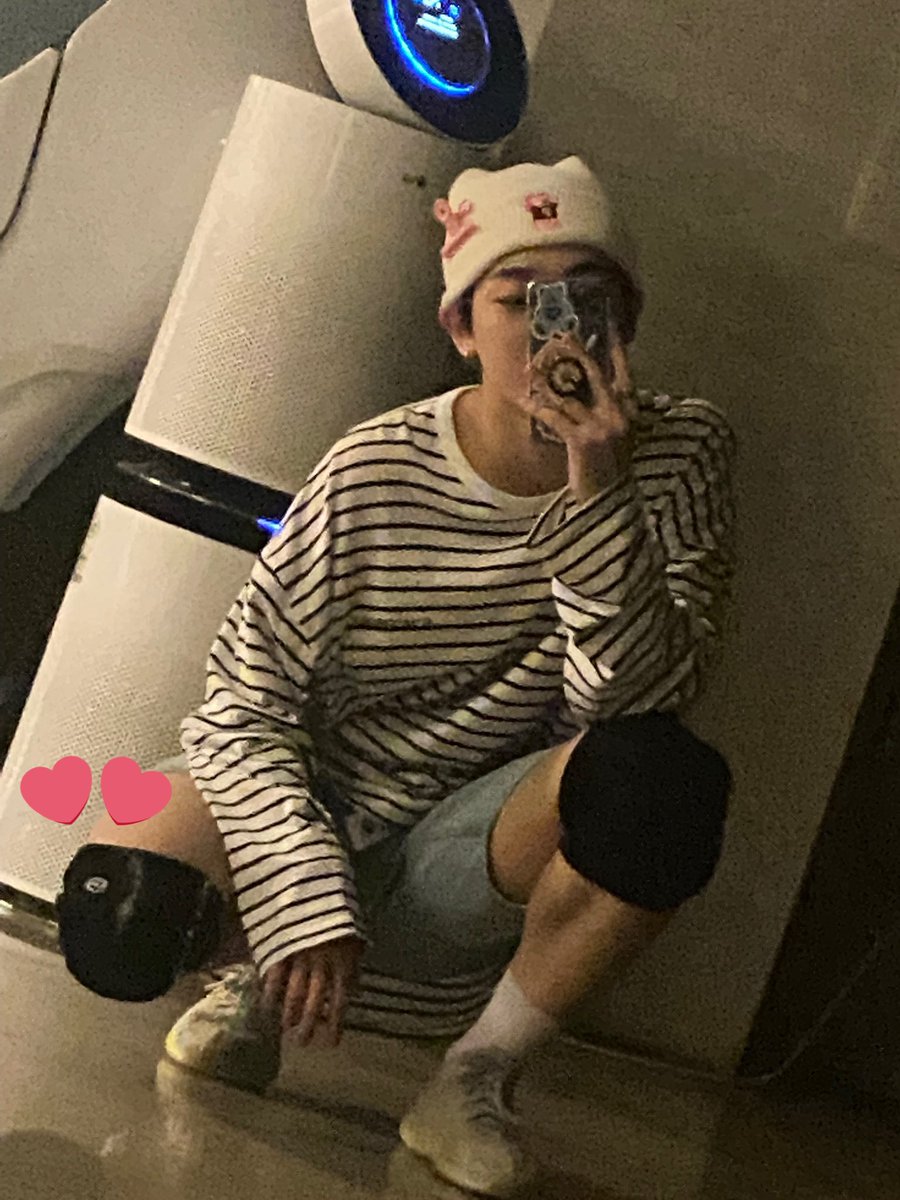 _tris22_'s tweet photo. #FindingCiipher update theyโre practicing with knee pads on so ๐ but real question is this for cb or kcon? https://t.co/mxBQcF9ppt
