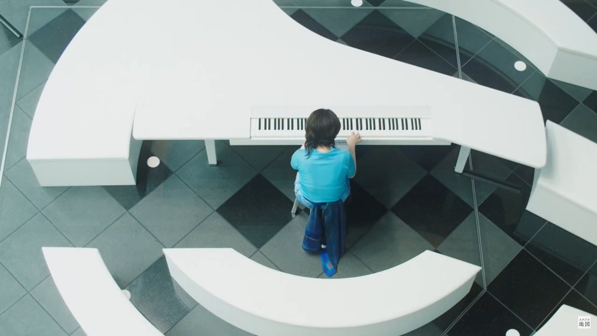 ヤマハピアノ 映画 竜とそばかすの姫 弾き語りmv 主人公belleを演じる 中村佳穂 さんが歌いながら様々な鍵盤楽器を弾いていくシーンが印象的 この中には見覚えがある ストリートピアノ や銀座の白いピアノも登場します スタジオ地図