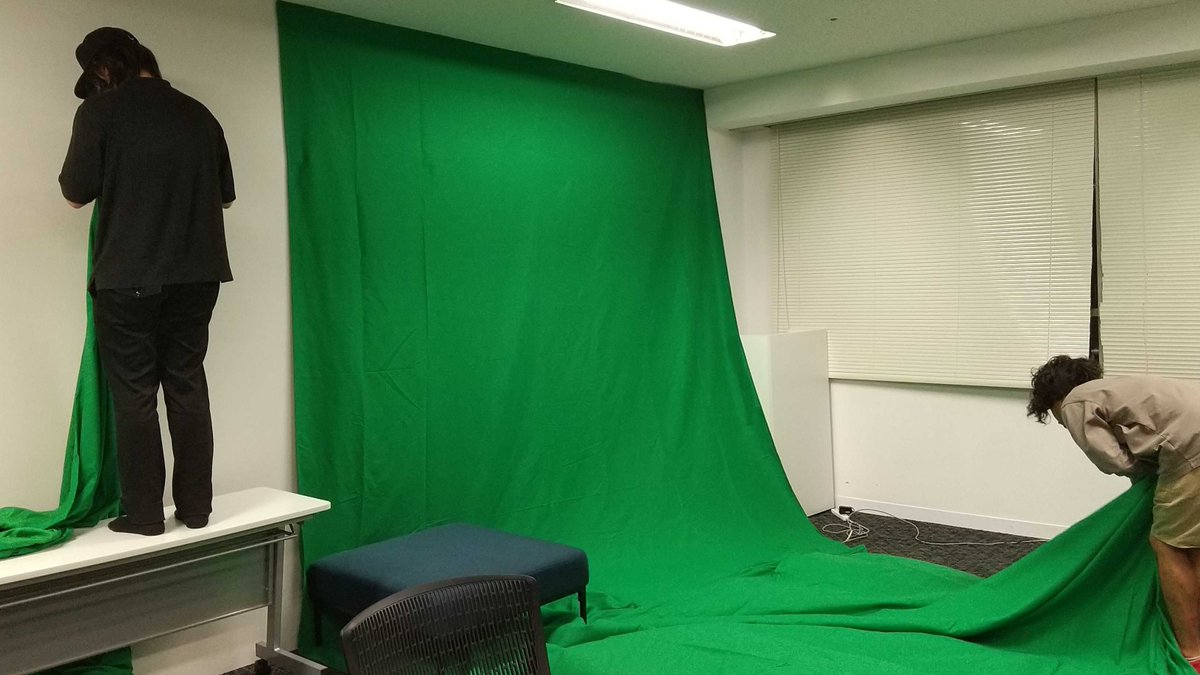cloudace_jp's tweet photo. ㊙ #OPENDX2021 の撮影裏をチラ見せ!
今年は東京本社にグリーンバックを設置して、バーチャルオフィス風にセッション収録を行いました!せっせと設置作業を行う部長陣...ダッシュでアキバへの買い出し....文化祭感が漂ってます🕺
(´-`).。o( ちなみに1枚目は かの #CloudNow 名MC 杉山です https://t.co/De14mMqd8N