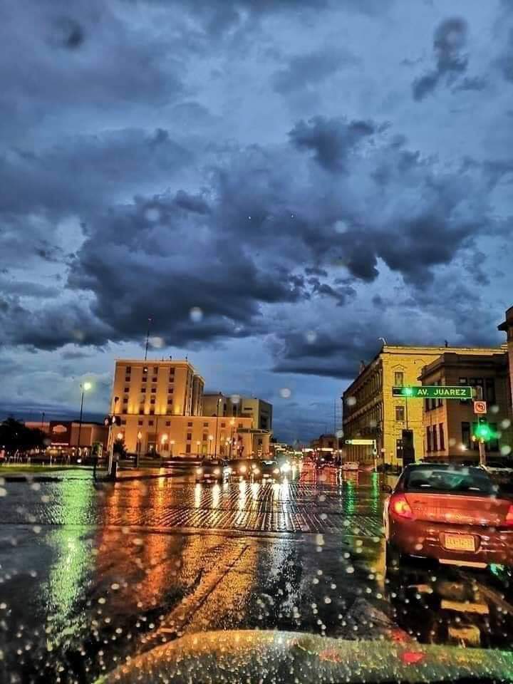 VidaEnChihuahua's tweet photo. Qué bonito se ve Chihuahua bajo la lluvia. ⛈️ https://t.co/BvP1Q6PKys