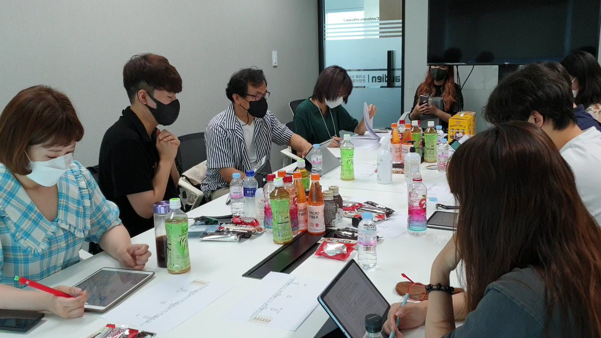 audien_official's tweet photo. 열정적인 대본 리딩 현장 😆
과연 어느 작품들일까요~? https://t.co/aJMPpTyjYS