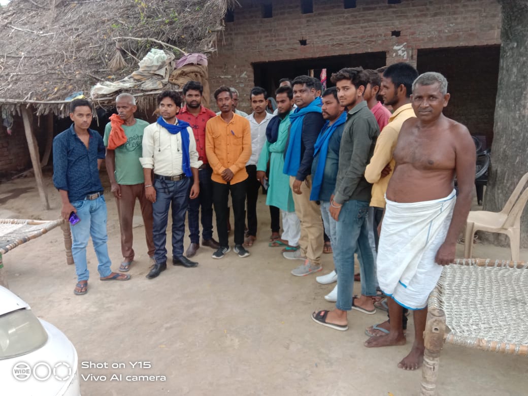 Kuldeep__azad's tweet image. आज़ाद समाज पार्टी वा भीम आर्मी भारत एकता मिशन के  जिला अध्यक्ष श्री Arvind Rajwanshi  वा उनकी टीम आज हमारे घर पर आगवन हुआ और समीक्षा बैठक की गई जिसमें लोगों को जागरूक किया गया और अपने महापुरुषों के बारे में रूबरू कराया गया
#1VOTE
#1VALUE