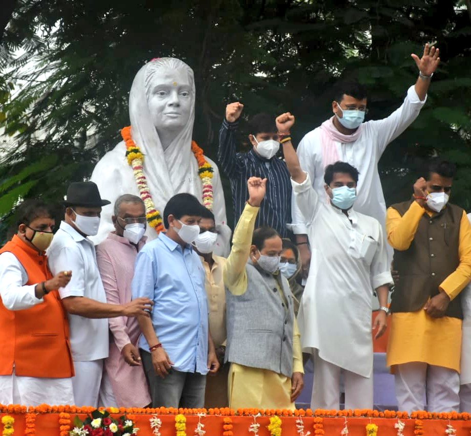 Ramesh_Mendola's tweet photo. केंद्रीय मंत्री श्री @JM_Scindia जी के साथ लोकमाता श्रद्धेय विजयाराजे सिंधिया जी की प्रतिमा पर माल्यार्पण किया। 
माननीय #Mogheji
@iShankarLalwani जी,
@HardiaMahendra जी
@Sudarshanguptaa जी
@AkashVOnline जी
@BJP4Indore के अध्यक्ष गौरव जी और पूर्व सांसद आलोक शर्मा जी भी उपस्थित थे। https://t.co/kAVUb9KcNb
