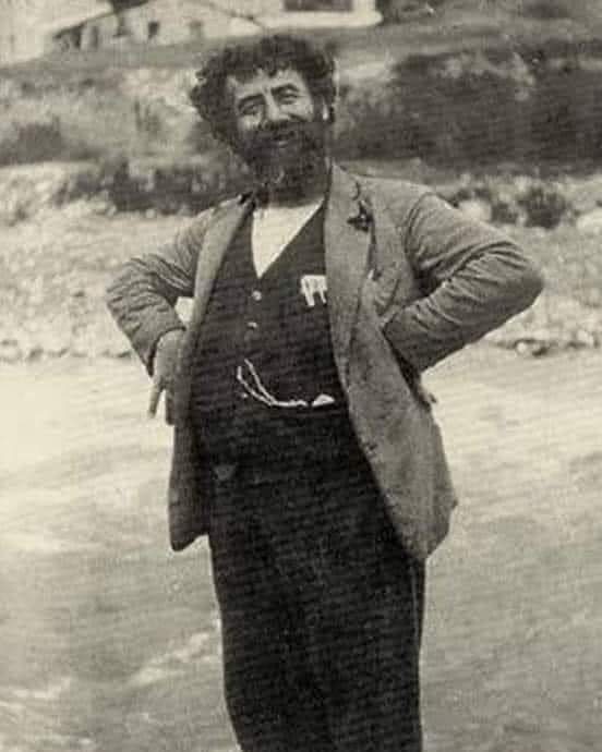 SAKALLI CELAL...

Deniz Bakanı bir paşanın oğlu olarak İstanbul'da dünyaya gelir. Yaşıtları oyuncaklarla oynarken o kendi kendine harfleri öğrenerek ev halkını şaşkına çevirir.İlkokul çağında konaktaki odasından çıkmaz, durmadan deniz lisesine giden ağabeylerinin kitaplarını okur