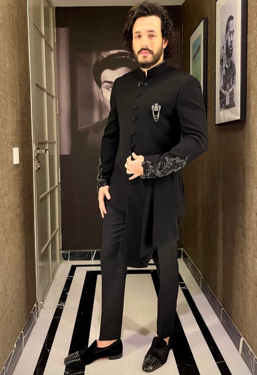 HydTimes's tweet photo. How dapper does @AkhilAkkineni8 look in this latest pic ✨ 🖤

#AkhilAkkineni #Akhil #Tollywood #TollywoodActor #OOTD #Fashionista #StyleInspo #StayHomeStaySafe https://t.co/lE7vdeZO2K