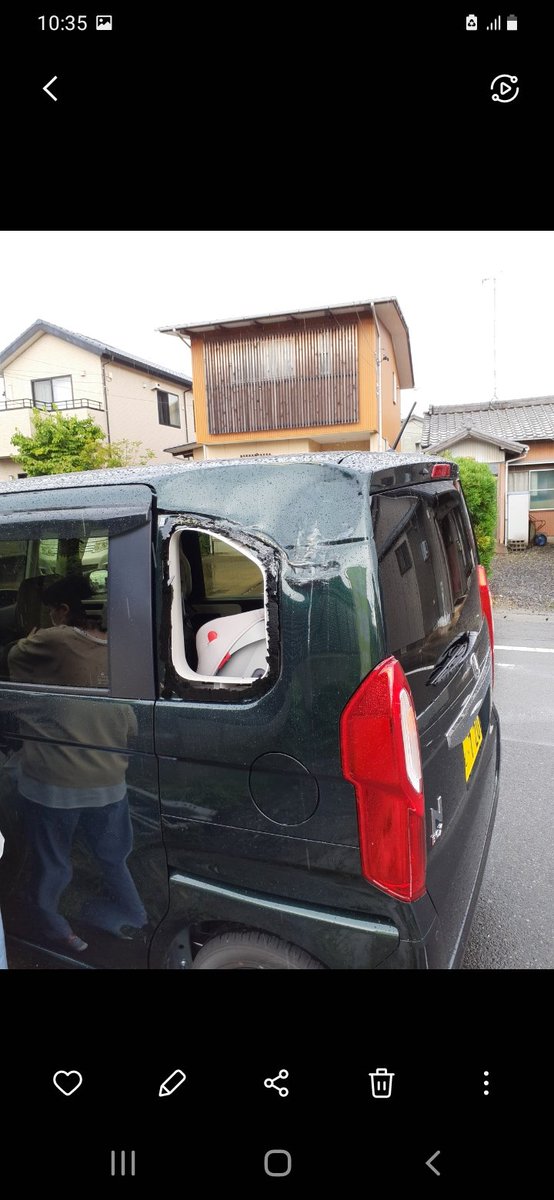 P27397061's tweet photo. 嫁様はスライドドア、私はロードバイクがそのまま乗せられる車でチョイスし購入した新車が一週間でぶつけられました。赤点滅を停止無視、減速もしていないと思われます。

娘の送迎後だったのが不幸中の幸い(運転していた嫁様もケガは無し)
後部座席は割れたガラスが飛び散っております。 https://t.co/Yx1tOs5vUy