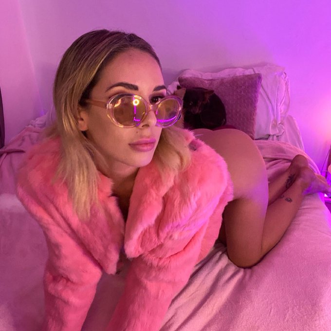 Pink always compliment my skin.  #pink #ilovepink #model #dog #pet https://t.co/5QbVFEaguA<a href="/tag/pink"class="tags">#pink</a><a href="/tag/ilovepink"class="tags">#ilovepink</a><a href="/tag/model"class="tags"><span>#model</span></a><a href="/tag/dog"class="tags"><span>#dog</span></a><a href="/tag/pet"class="tags"><span>#pet</span></a>