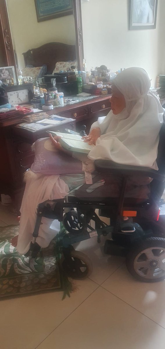 AlissaWahid's tweet photo. Ibunda saya, Ibu Sinta Nuriyah Abdurrahman Wahid, alhamdulillah sehat, sedang mengaji. 

Mohon doanya agar beliau panjang umur, sehat, dalam kehidupan penuh berkah. https://t.co/yjGqyn3Ikh