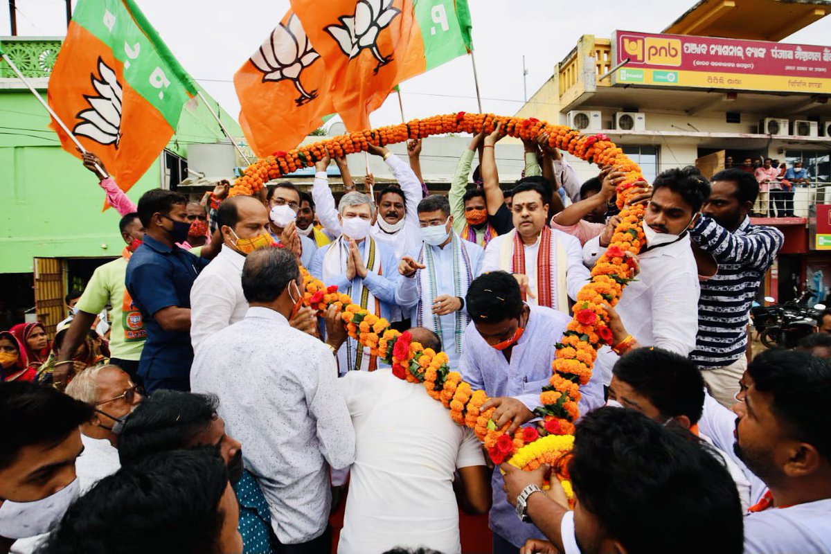 sambitswaraj's tweet photo. Participating in the #JanAshirwadYatra in Puri Lok Sabha constituency.
Grand welcome accorded to Union Ministers Sh @dpradhanbjp ji &amp; Sh @AshwiniVaishnaw ji. https://t.co/y5XElLZkyN