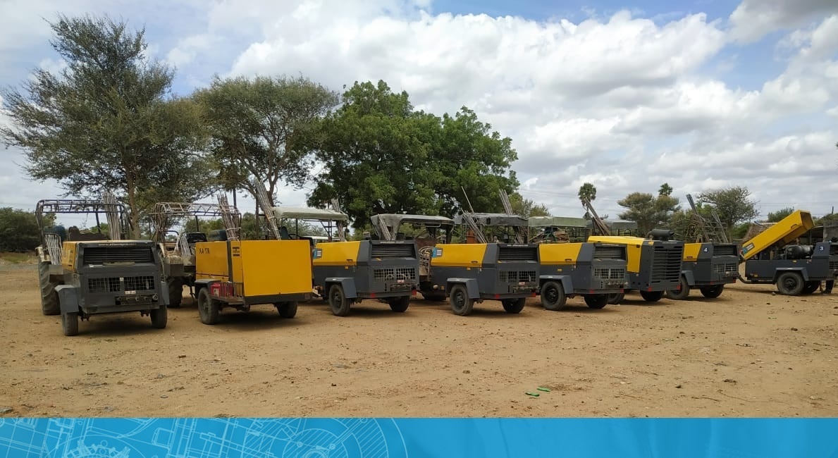 AtlasCopcoIndia's tweet photo. Meet 3 generations of portable air compressors ready for #drilling action in quarries and mines.
Over the years, our #portableaircompressor models have been redesigned with advanced innovative technology and a new look to deliver one common goal.....customer satisfaction ! https://t.co/iFOCG6jfm1
