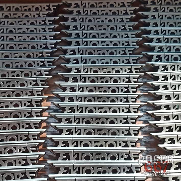 Ektomorf is a tougher band: We thought that we would make a simple Logo pin, but that corresponds to the hardness of the band and here is the result.
The Ektomorf Logo Pin s are 6.5 cm long, 5 mm deep and have 2 butterfly locks on the back.