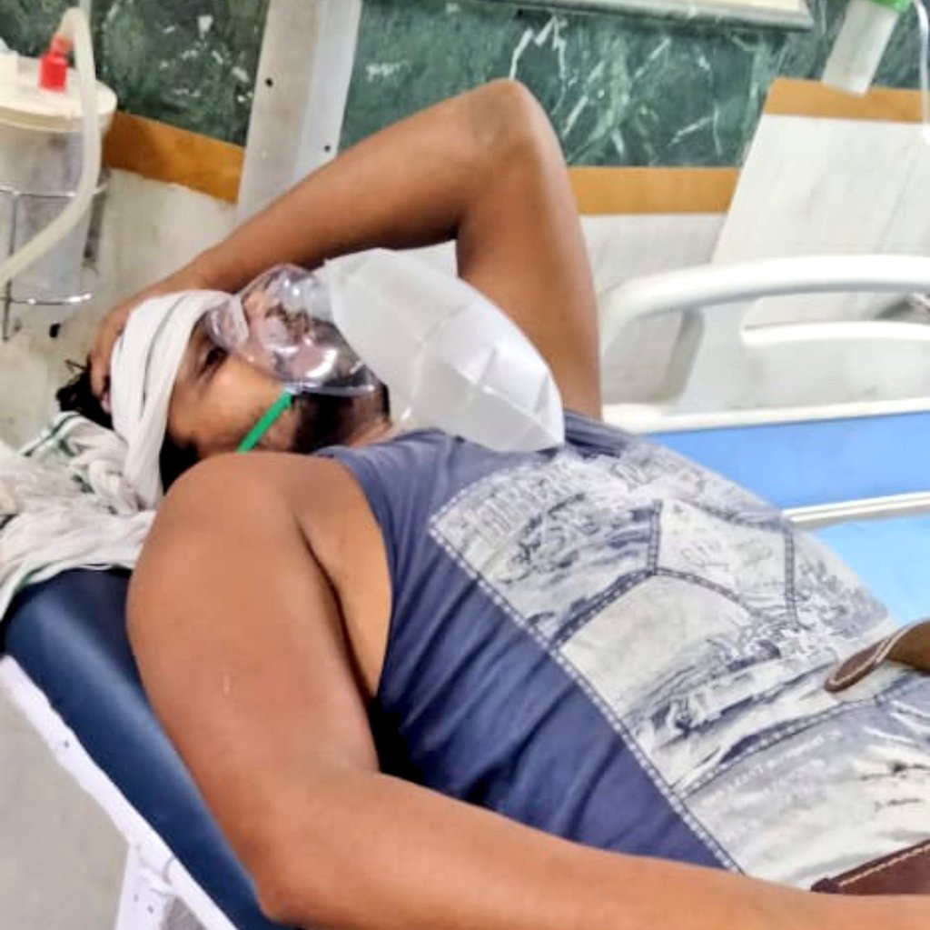 छात्र-छात्राएं परीक्षा पास कर चुके हैं। पद खाली पड़े हैं।
लेकिन रोजगार मांगने पर SSC-GD के अभ्यर्थी छात्र-छात्राओं को लाठियां मिल रही हैं।  

युवाओं को लाठियां मारने से नहीं, रोजगार देने से मजबूत भारत बनेगा।